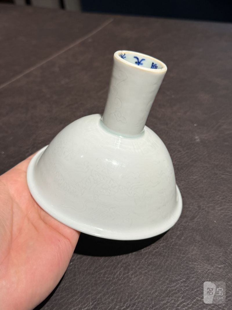 明嘉靖 白釉暗刻龙纹高足杯 - 图13